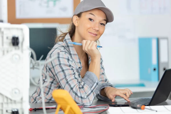 Kadın Bilgisayar Teknisyeni Dizüstü Bilgisayar Kullanıyor — Stok fotoğraf
