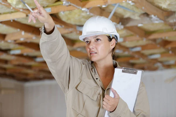Mujer Constructora Apuntando Hacia Algo —  Fotos de Stock