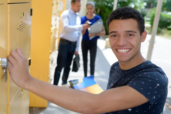 Lächelnder Männlicher Student Seinem Spind — Stockfoto