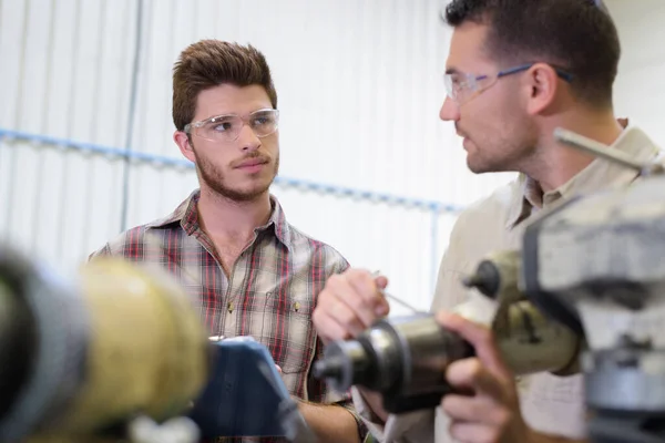 Man Showing Working Machinery Apprentice — Stock Photo, Image