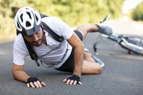 Uomo Sdraiato Terra Dopo Incidente Mountain Bike — Foto Stock