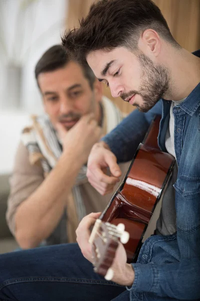 Oğluna Elektro Gitar Çalmayı Öğreten Müzisyen — Stok fotoğraf