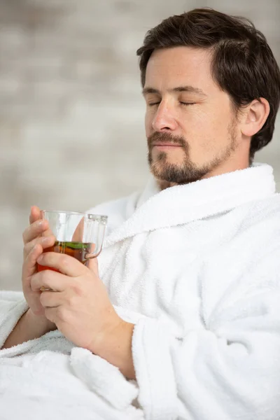 Mężczyzna Białym Szlafroku Pije Gorącą Herbatę — Zdjęcie stockowe