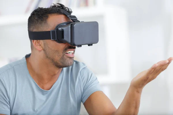 Muž Sluchátky Virtuální Reality — Stock fotografie
