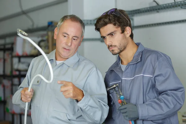 Tutor Showing Apprentice Materials — Stock Photo, Image