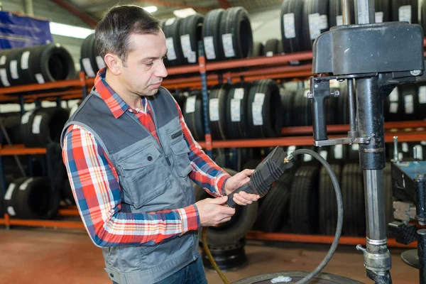 Mechanic Holding Car Tire Garage — Stock Photo, Image