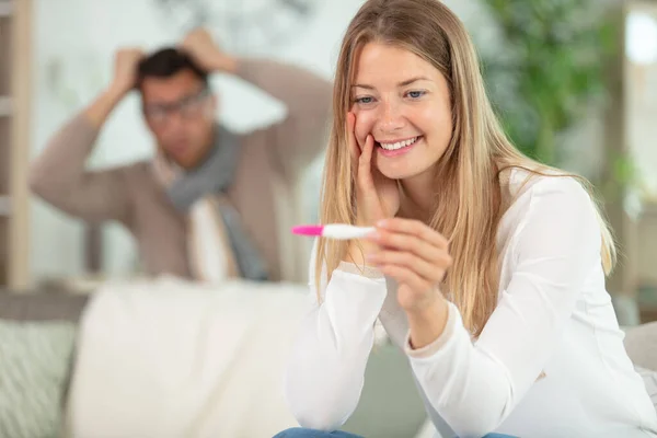 Ευτυχισμένη Νεαρή Γυναίκα Που Κατέχει Τεστ Εγκυμοσύνης — Φωτογραφία Αρχείου