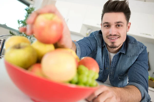 Homme Ramasser Une Pomme Dans Bol Fruits — Photo