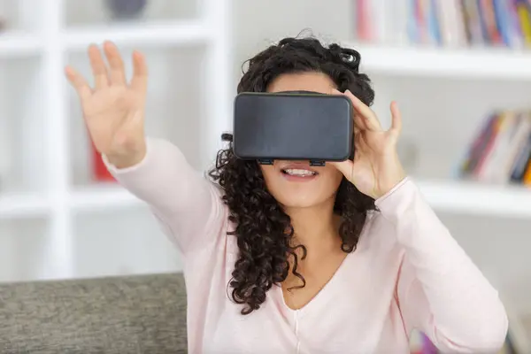 Žena Helmě Virtuální Reality Brýle — Stock fotografie