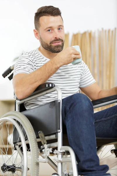 Lächelnder Junger Behinderter Mann Trinkt Café — Stockfoto