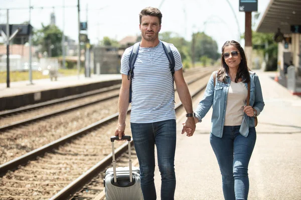 火车站里的年轻夫妇爱情故事 — 图库照片
