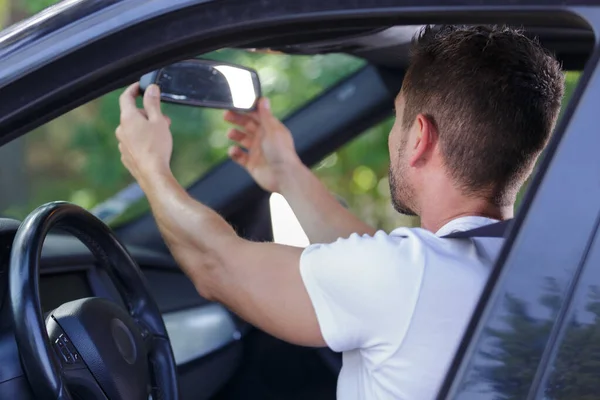 Άνθρωπος Ρυθμίζοντας Τον Καθρέφτη Στο Αυτοκίνητό Του Πριν Από Την — Φωτογραφία Αρχείου