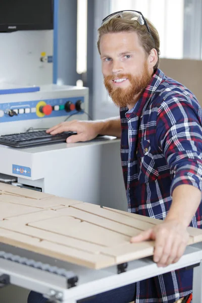 木製のシェイパーマシンを持つ幸せな労働者 — ストック写真