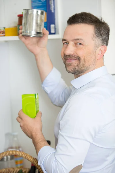 Muž Dává Pryč Nakupování Kuchyni Skříň — Stock fotografie