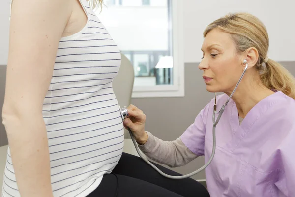 Młoda Kobieta Ciąży Spodziewa Się Wizyty Lekarza — Zdjęcie stockowe