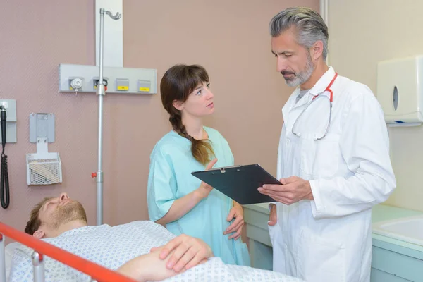 Läkare Och Sjuksköterska Talar Med Patienten — Stockfoto