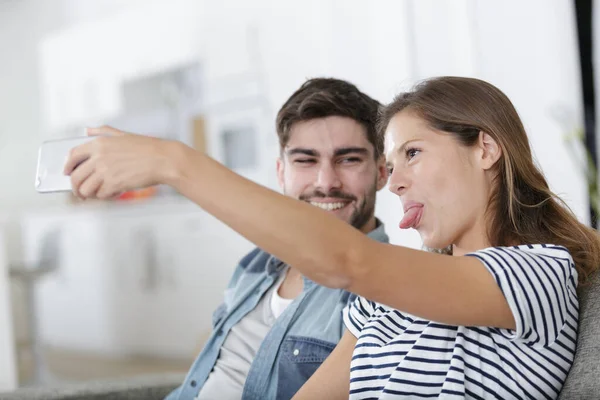 Glückliches Paar Beim Gruß Einem Telefonvideo — Stockfoto