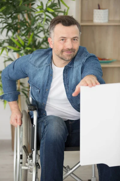 Hombre Discapacitado Seguro Silla Ruedas Sonriendo Cámara — Foto de Stock