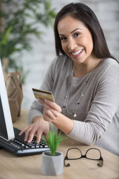Jonge Vrouw Online Winkelen Met Creditcard Thuis — Stockfoto