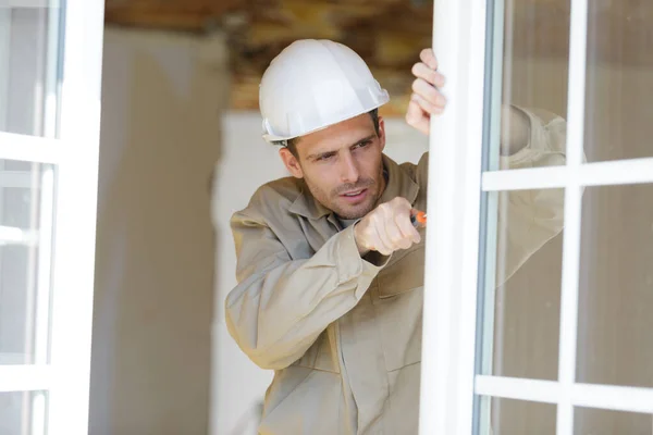 2人の建設労働者による窓の設置プロセス — ストック写真