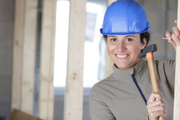 Vrouwelijke Werknemer Met Behulp Van Een Hamer — Stockfoto