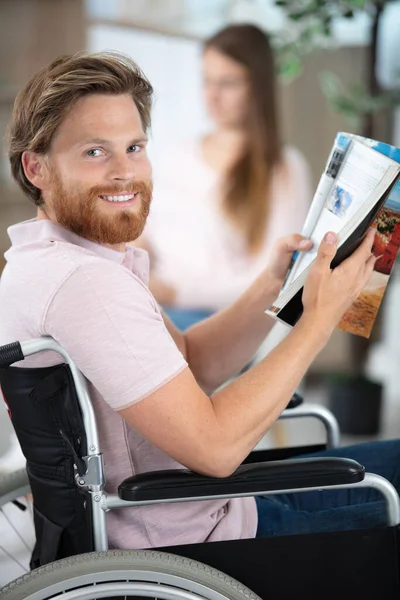 Behinderter Mann Rollstuhl Freundin Hintergrund — Stockfoto