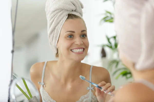 Mladá Šťastná Žena Kontroluje Své Zuby Koupelně — Stock fotografie