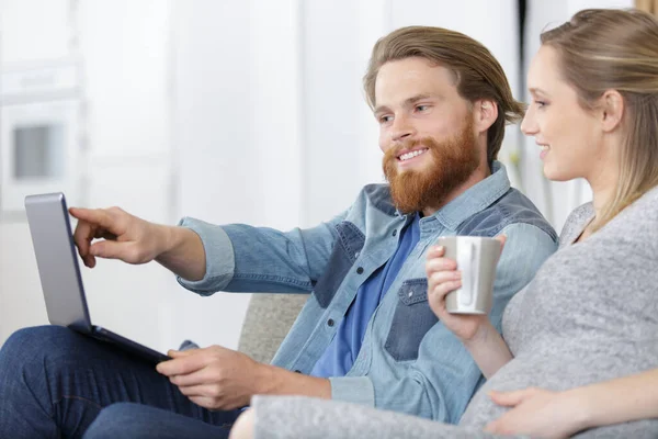 Happy Young Couple Checking Laptop Sofa — Stock Photo, Image