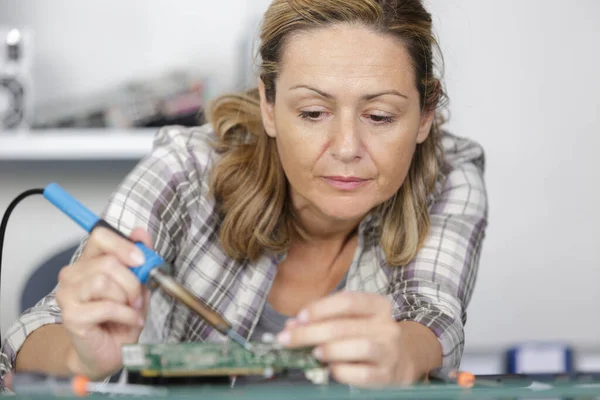 Woman Soldering Elements Circuit Board — Stock Photo, Image