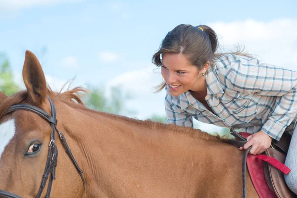 Vrouw Paard Naar Voren Leunend — Stockfoto