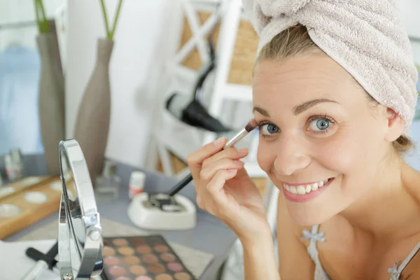 Makeup Artist Framför Spegel — Stockfoto