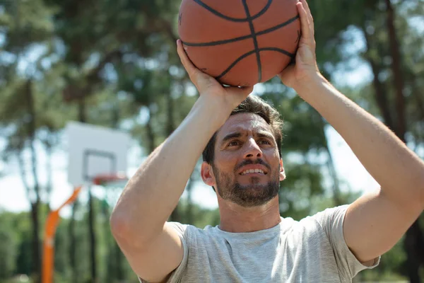 Samec Hrající Basketbal Venku — Stock fotografie