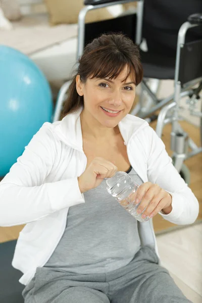 从运动瓶中取出吸引人的女性饮水 — 图库照片