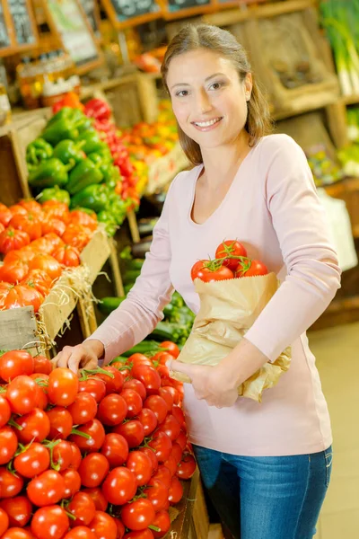 Colocar Tomates Saco Papel — Fotografia de Stock