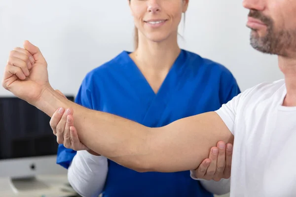 Young Woman Doctor Examines Patients Arm — Stock Photo, Image