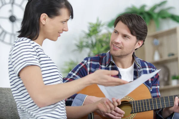 女性と男性がメロディを作曲してギターを弾く — ストック写真