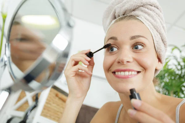 Uma Mulher Feliz Aplicando Maquiagem — Fotografia de Stock