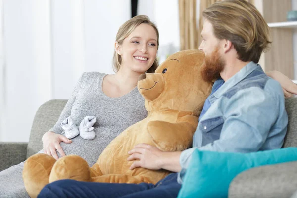Glimlachende Zwangere Vrouw Echtgenoot Met Een Teddybeer — Stockfoto