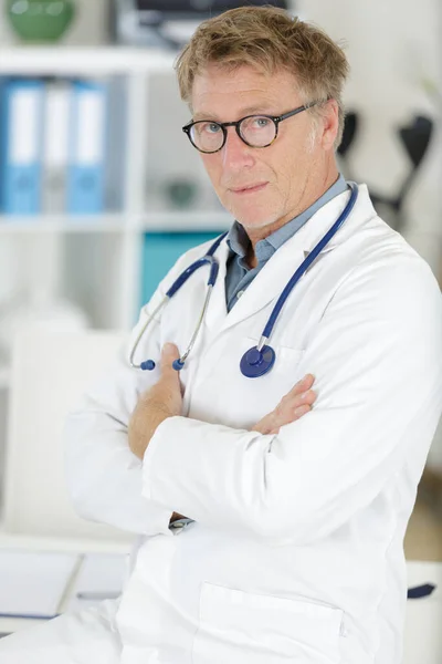 Porträtt Överläkare Sittande Läkarmottagningen — Stockfoto
