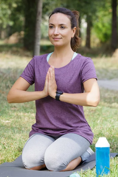 Schöne Mädchen Praktiziert Yoga Morgenwald — Stockfoto
