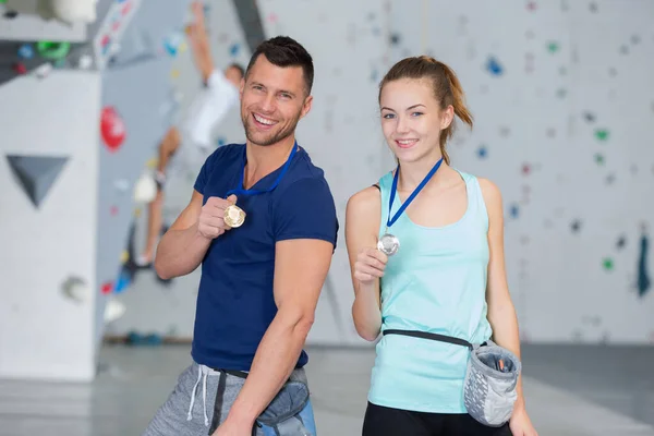 Delighted Couple Wont Medal Climbing Wall — 图库照片