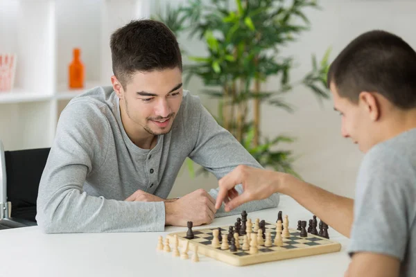Portrait Couple Playing Chess — Stock Photo, Image