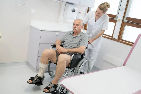 Zdenerwowany Senior Wózek Inwalidzki Pielęgniarka Stojąc — Zdjęcie stockowe