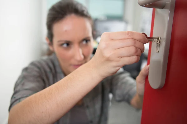 Kadın Çilingir Düğmenin Anahtarını Kontrol Ediyor — Stok fotoğraf