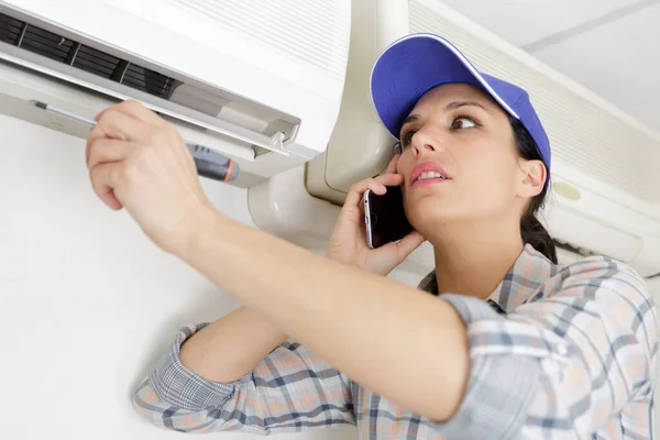 Ingenieur Reparatie Airconditioning Eenheid Maken Telefoongesprek — Stockfoto