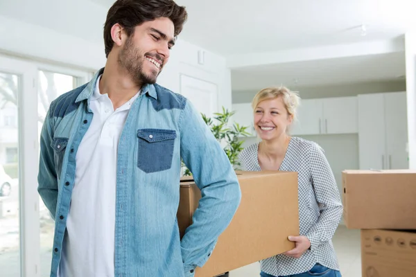 Glückliches Junges Paar Trägt Karton Wohnung — Stockfoto