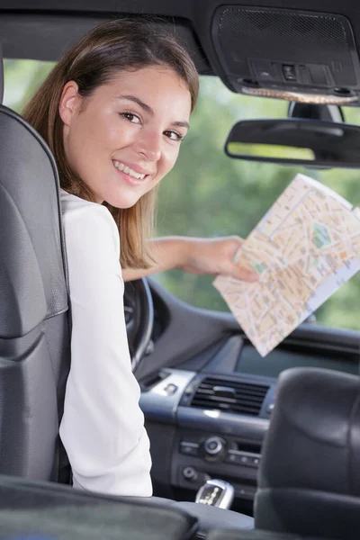 Bela Mulher Mapa Grande Planejar Viagem Carro — Fotografia de Stock