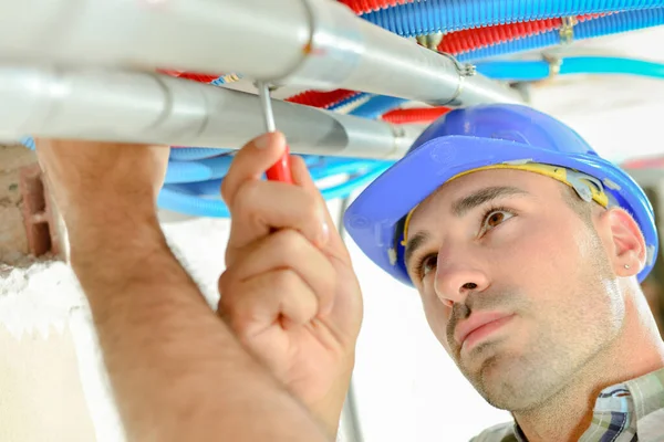Worker Screwing Pipe — Stock Photo, Image