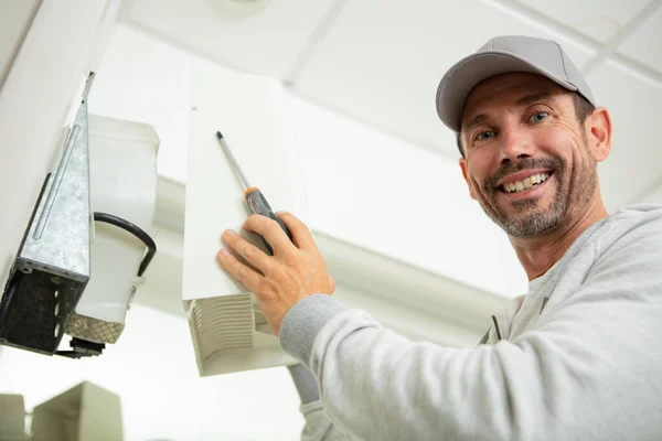 Homem Eletricista Profissional Está Consertando Condicionado Pesado — Fotografia de Stock