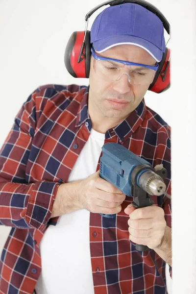 Trabajador Constructor Taladra Una Pared Con Perforador —  Fotos de Stock